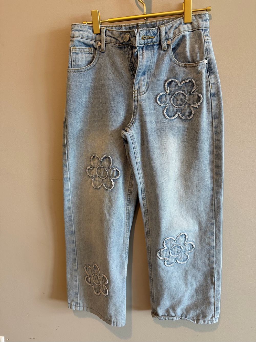 Cali 1850 Light Wash Floral Appliqué Jeans | Size 1
